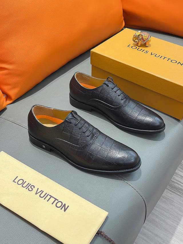 商品名称：LOUIS VUITTON 路易 威登 正规码数: 38-44 皮鞋 商品材料：精选 牛皮鞋面，舒适牛皮内里；原厂大底。