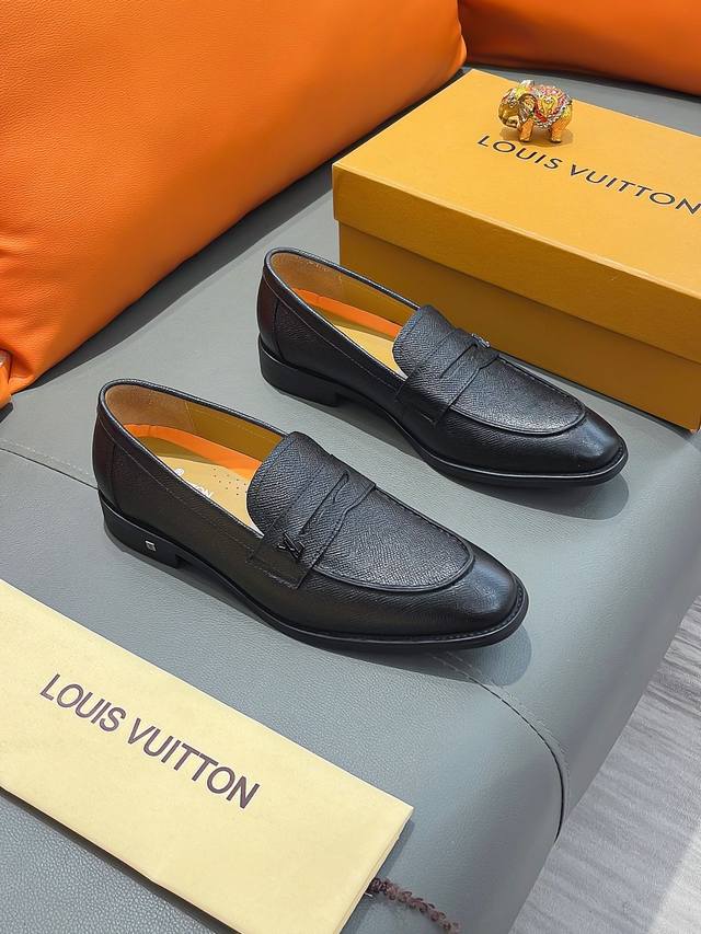 商品名称：LOUIS VUITTON 路易 威登 正规码数: 38-44 皮鞋 商品材料：精选 牛皮鞋面，舒适牛皮内里；原厂大底。