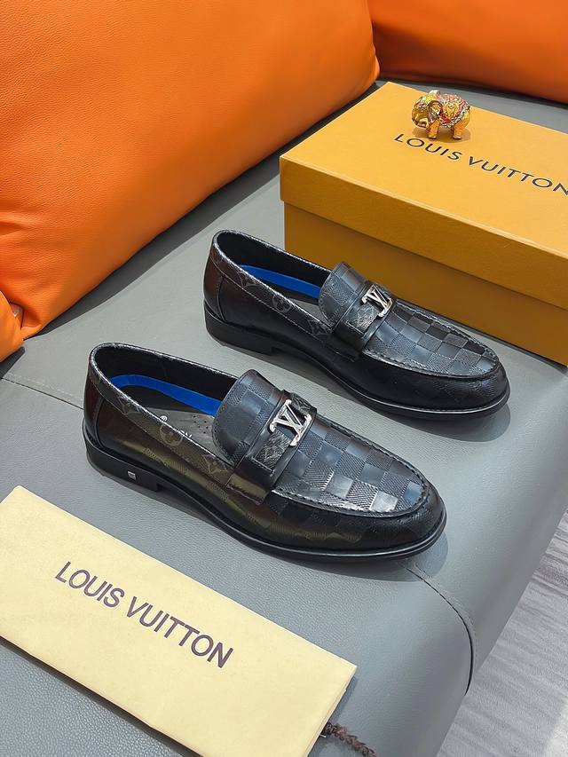 商品名称：LOUIS VUITTON 路易 威登 正规码数: 38-44 皮鞋 商品材料：精选 牛皮鞋面，舒适牛皮内里；原厂大底。