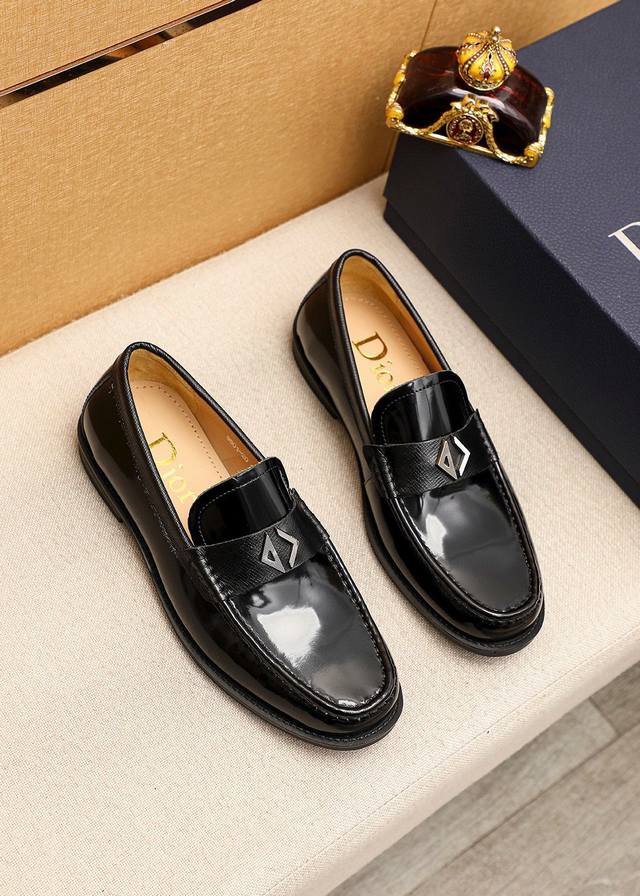 商品商标：Dior 迪奥 休闲皮鞋 正码码数: 38-44 45订做 商品材料：精选 意大利进口头层开边珠小牛皮鞋面+经典五金扣，进口水染牛皮内里。强烈立体视觉