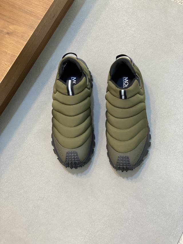 MONCLER 盟可睐 蒙口 -高端品质 原单 -鞋面：进口防水布 -内里：官方原版内里 -大底：超轻TPU 发泡橡胶： -超高品控 做工精细：凸显 高端 贵气