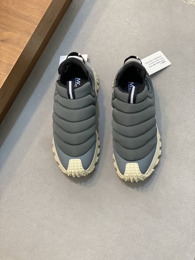 MONCLER 盟可睐 蒙口 -高端品质 原单 -鞋面：进口防水布 -内里：官方原版内里 -大底：超轻TPU 发泡橡胶： -超高品控 做工精细：凸显 高端 贵气