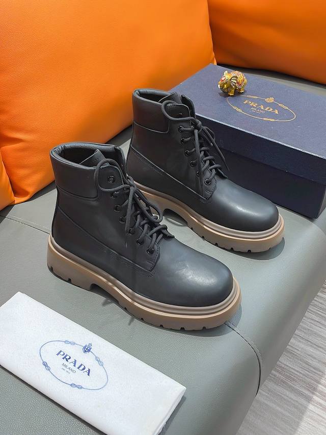 商品名称：PRADA 普拉达 正规码数: 38-44 高帮鞋 商品材料：精选 牛皮鞋面，柔软羊皮垫脚，原厂特供大底。