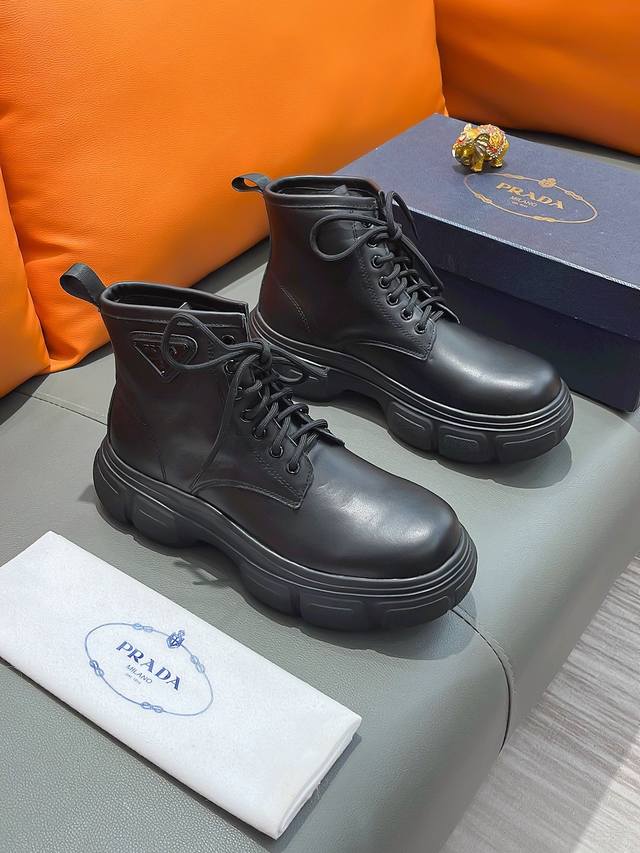 商品名称：PRADA 普拉达 正规码数: 38-44 高帮鞋 商品材料：精选 牛皮鞋面，柔软羊皮垫脚，原厂特供大底。