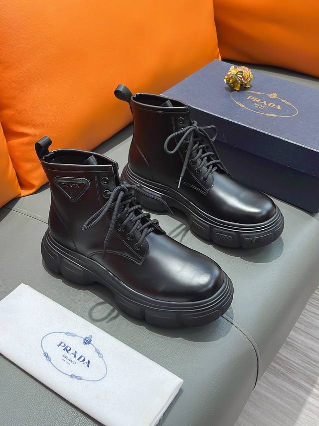 商品名称：PRADA 普拉达 正规码数: 38-44 高帮鞋 商品材料：精选 牛皮鞋面，柔软羊皮垫脚，原厂特供大底。