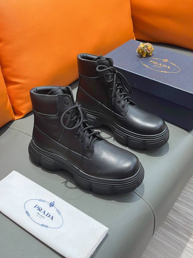 商品名称：PRADA 普拉达 正规码数: 38-44 高帮鞋 商品材料：精选 牛皮鞋面，柔软羊皮垫脚，原厂特供大底。