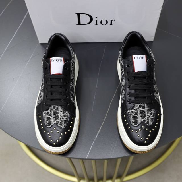 品牌：迪奥DIOR 标准码：38-44 45订做 等级：官网同款 材料：原版牛皮面料 舒适内里 轻便耐磨大底 款式类别：男士时尚休闲鞋 跑步 运动鞋 尊贵奢侈