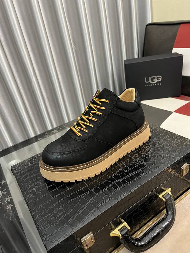 澳洲进口加厚羊毛 品牌：UGG 尺码：39 44 等级： 官网1:1 材料： 头层真皮防水防冻鞋面 真毛内里 原版防滑 柔软 耐磨大底 款式类别：男士休闲鞋