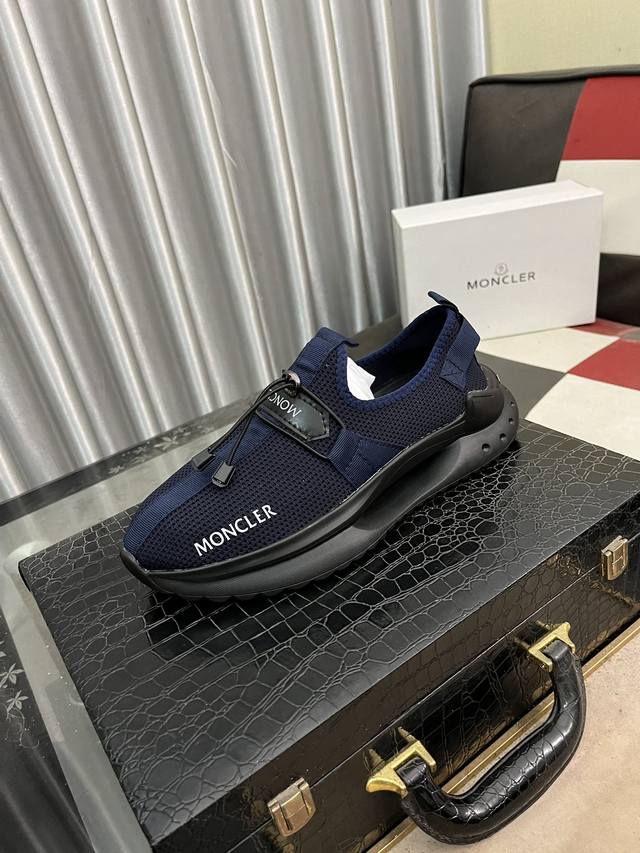 MONCLER 蒙口、官网同款 高品质男鞋 材料：定制小牛皮 网布透气内里真皮鞋垫 原版开模大底款式类型：男士休闲运动鞋 系带款男鞋系列 欧美潮流风格 随意搭