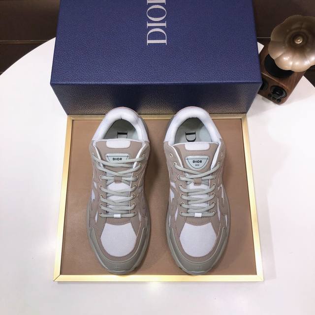 工厂 顶级原单 品牌：Dior 迪奥 标准码：男码39-44 45定制 等级：官网同款 材料：顶级原版牛皮拼接而成 原版耐磨轻便大底 款式类别：潮流时尚休闲鞋