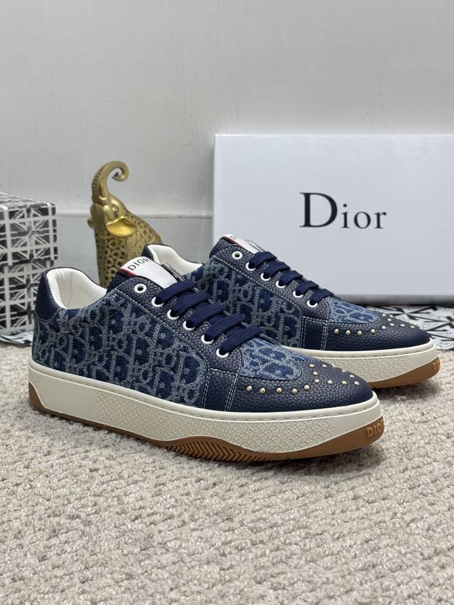 出厂价 实价 顶级原单-Dior 迪奥 低帮B02休闲鞋，采用头层牛皮精心制作搭配帆布，舒适透气~双色橡胶鞋底、提升格调。时尚百搭，可为各式造型增光添彩。塑造独