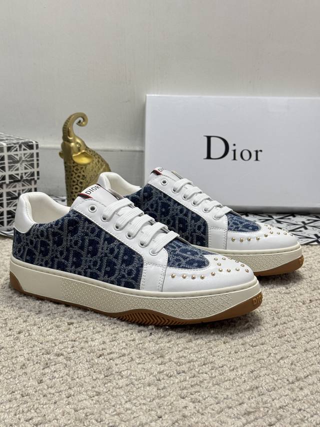 出厂价 实价 顶级原单-Dior 迪奥 低帮B02休闲鞋，采用头层牛皮精心制作搭配帆布，舒适透气~双色橡胶鞋底、提升格调。时尚百搭，可为各式造型增光添彩。塑造独