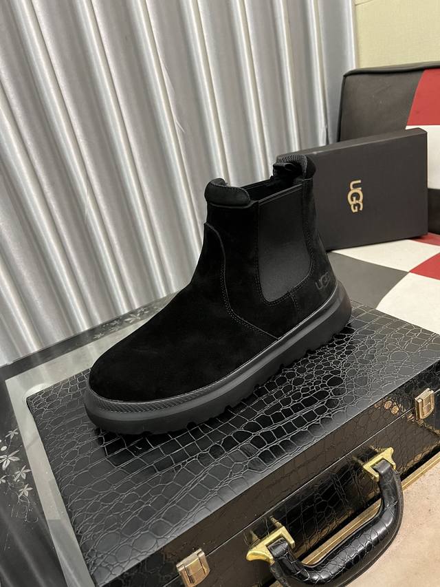 澳洲进口加厚羊毛 品牌：UGG 尺码：39 44 等级： 官网1:1 材料： 头层真皮防水防冻鞋面 真毛内里 原版柔软 耐磨大底 款式类别：男士休闲鞋 搭潮流