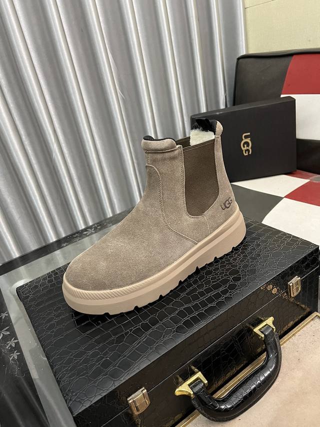 澳洲进口加厚羊毛 品牌：UGG 尺码：39 44 等级： 官网1:1 材料： 头层真皮防水防冻鞋面 真毛内里 原版柔软 耐磨大底 款式类别：男士休闲鞋 搭潮流