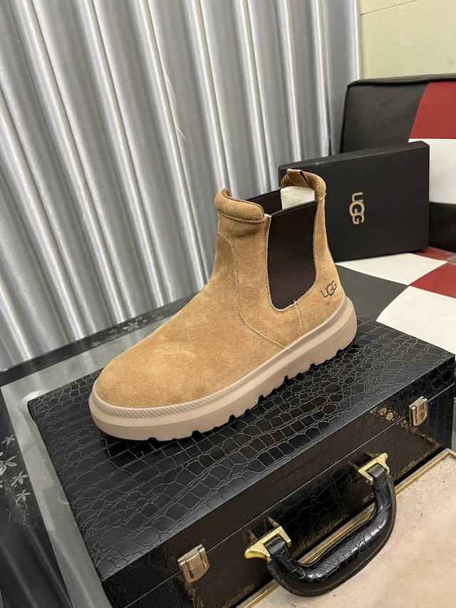 澳洲进口加厚羊毛 品牌：UGG 尺码：39 44 等级： 官网1:1 材料： 头层真皮防水防冻鞋面 真毛内里 原版柔软 耐磨大底 款式类别：男士休闲鞋 搭潮流