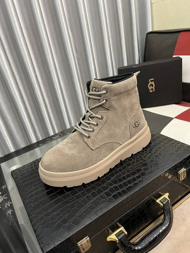 澳洲进口加厚羊毛 品牌：UGG 尺码：39 44 等级： 官网1:1 材料： 头层真皮防水防冻鞋面 真毛内里 原版柔软 耐磨大底 款式类别：男士休闲鞋 搭潮流