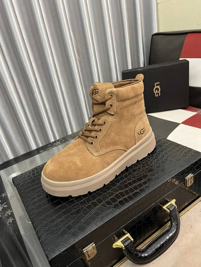 澳洲进口加厚羊毛 品牌：UGG 尺码：39 44 等级： 官网1:1 材料： 头层真皮防水防冻鞋面 真毛内里 原版柔软 耐磨大底 款式类别：男士休闲鞋 搭潮流