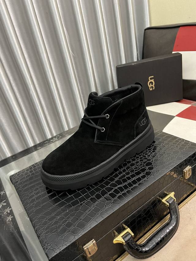 澳洲进口加厚羊毛 品牌：UGG 尺码：39 44 等级： 官网1:1 材料： 头层真皮防水防冻鞋面 真毛内里 原版柔软 耐磨大底 款式类别：男士休闲鞋 搭潮流