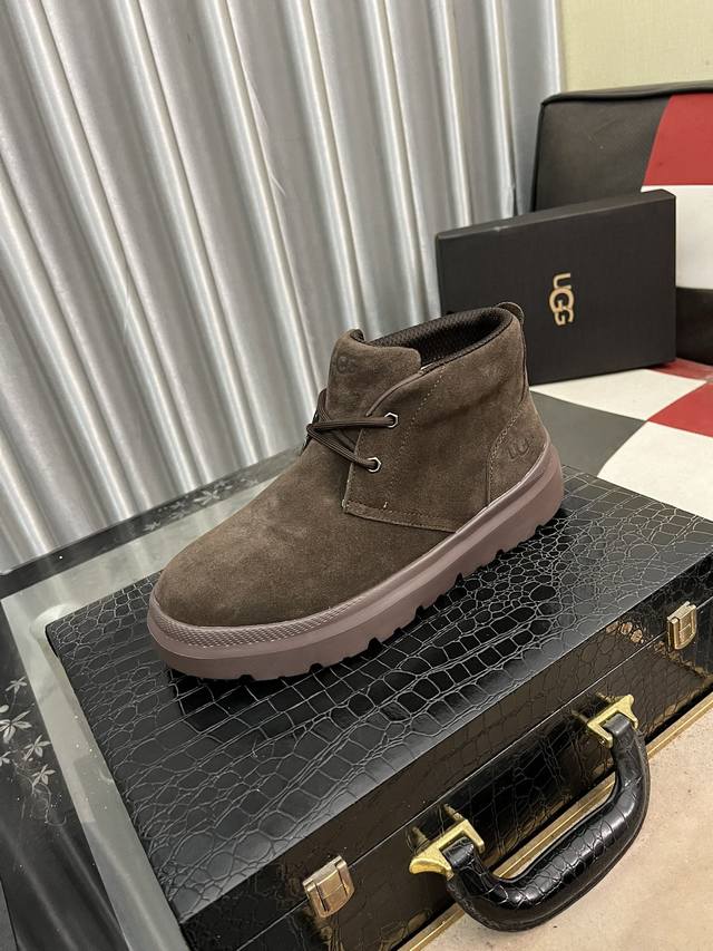 澳洲进口加厚羊毛 品牌：UGG 尺码：39 44 等级： 官网1:1 材料： 头层真皮防水防冻鞋面 真毛内里 原版柔软 耐磨大底 款式类别：男士休闲鞋 搭潮流