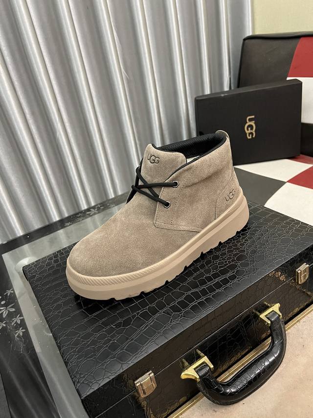 澳洲进口加厚羊毛 品牌：UGG 尺码：39 44 等级： 官网1:1 材料： 头层真皮防水防冻鞋面 真毛内里 原版柔软 耐磨大底 款式类别：男士休闲鞋 搭潮流