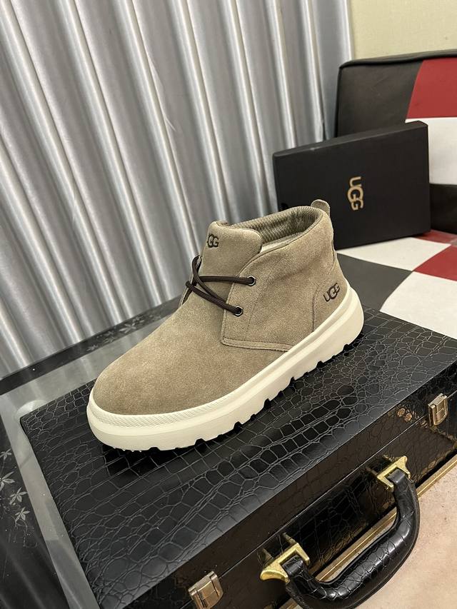 澳洲进口加厚羊毛 品牌：UGG 尺码：39 44 等级： 官网1:1 材料： 头层真皮防水防冻鞋面 真毛内里 原版柔软 耐磨大底 款式类别：男士休闲鞋 搭潮流