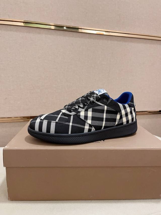 工厂价: 专柜同步burberry 巴宝莉 顶级代购同步发售正码数：38-44。意大利进口牛皮 全进口羊皮内里，鞋底：原厂特供原版底，独家活动成型底超级舒适，原