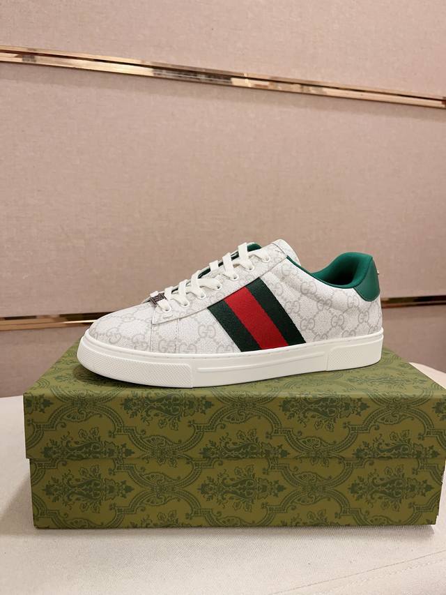 工厂价： Gucci2024早春古驰G家 最新爆款休闲 复古 原版购入开发 做货 古驰全新爆款系列 精致小巧的互扣式ACE标识浪漫诠释此系列的美学理念。选用米白