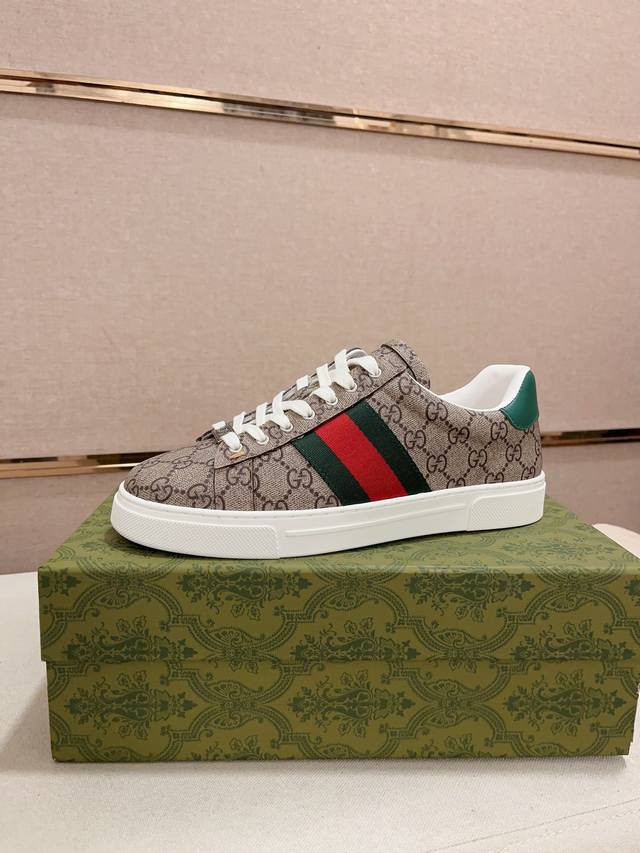 工厂价： Gucci2024早春古驰G家 最新爆款休闲 复古 原版购入开发 做货 古驰全新爆款系列 精致小巧的互扣式ACE标识浪漫诠释此系列的美学理念。选用米白