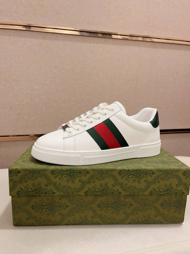 工厂价： Gucci2024早春古驰G家 最新爆款休闲 复古 原版购入开发 做货 古驰全新爆款系列 精致小巧的互扣式ACE标识浪漫诠释此系列的美学理念。选用米白