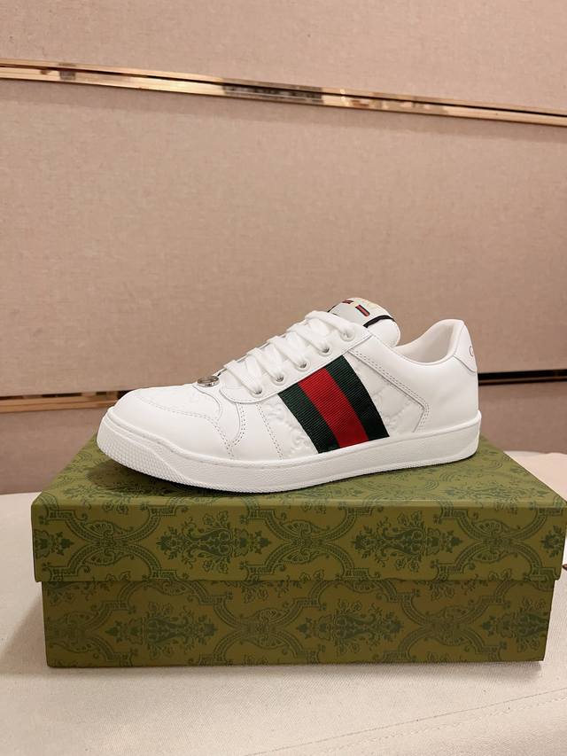 工厂价： Gucci2024早春古驰G家 最新爆款休闲 复古 原版购入开发 做货 古驰全新爆款系列 精致小巧的互扣式ACE标识浪漫诠释此系列的美学理念。选用米白