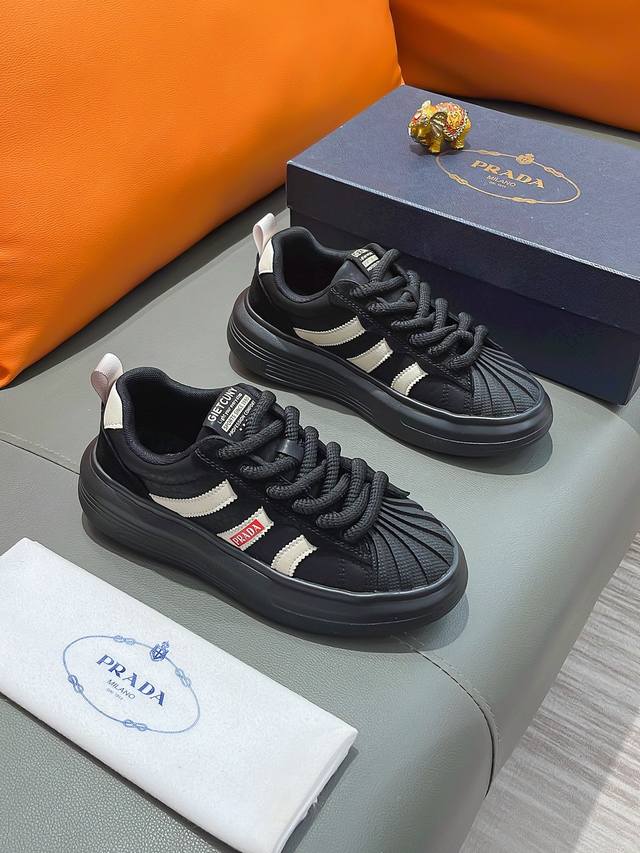 商品名称：PRADA 普拉达 正规码数: 38-44 休闲鞋 商品材料：精选 牛皮鞋面，柔软羊皮垫脚，原厂特供大底。