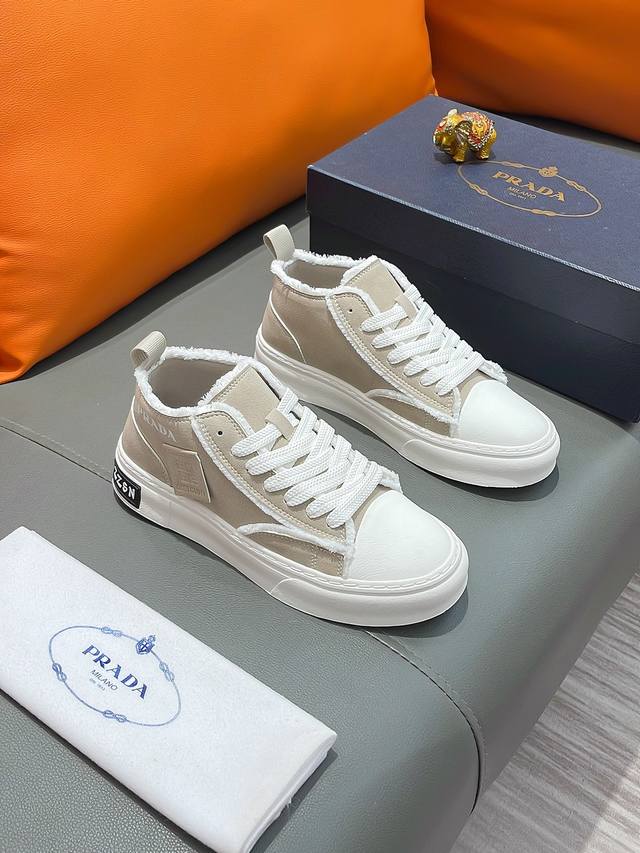 商品名称：PRADA 普拉达 正规码数: 38-44 休闲鞋 商品材料：精选 牛皮鞋面，柔软羊皮垫脚，原厂特供大底。