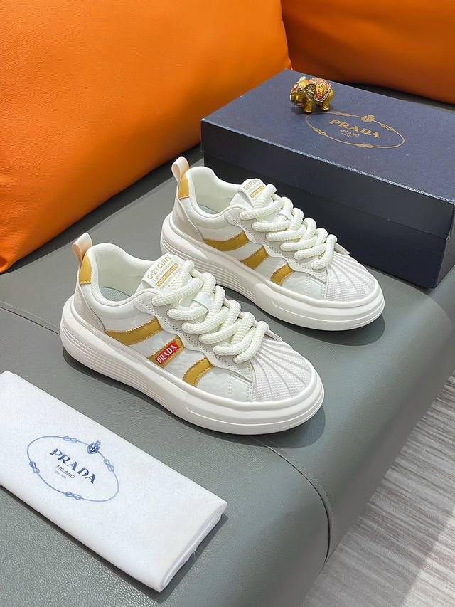 商品名称：PRADA 普拉达 正规码数: 38-44 休闲鞋 商品材料：精选 牛皮鞋面，柔软羊皮垫脚，原厂特供大底。