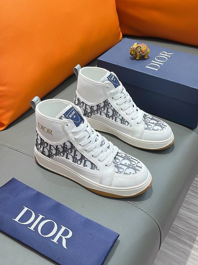 商品名称：DIOR 迪奥 正规码数: 38-44 高帮鞋 商品材料：精选 牛皮鞋面，柔软羊皮内里；原厂大底。