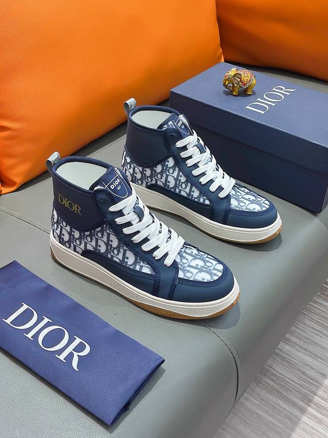 商品名称：DIOR 迪奥 正规码数: 38-44 高帮鞋 商品材料：精选 牛皮鞋面，柔软羊皮内里；原厂大底。