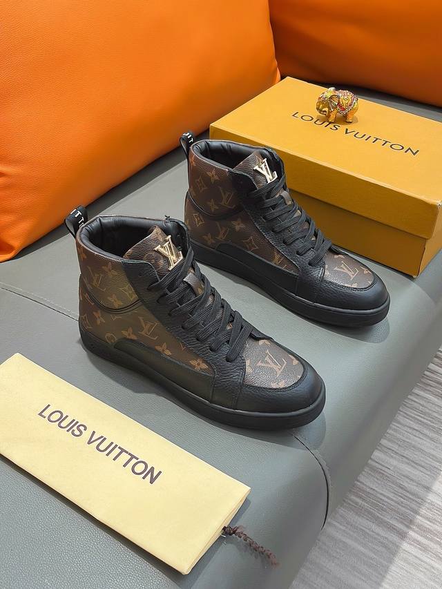 商品名称：LOUIS VUITTON 路易 威登 正规码数: 38-44 高帮鞋 商品材料：精选 牛皮鞋面，舒适牛皮内里；原厂大底。