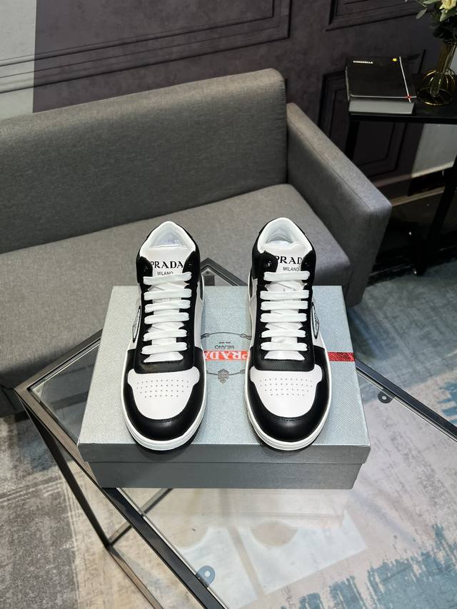 PRADA 普拉达 高邦休闲鞋 正码码数: 38-44 45可定做 商品材料：精选 牛皮材质，真皮内里 原版大底