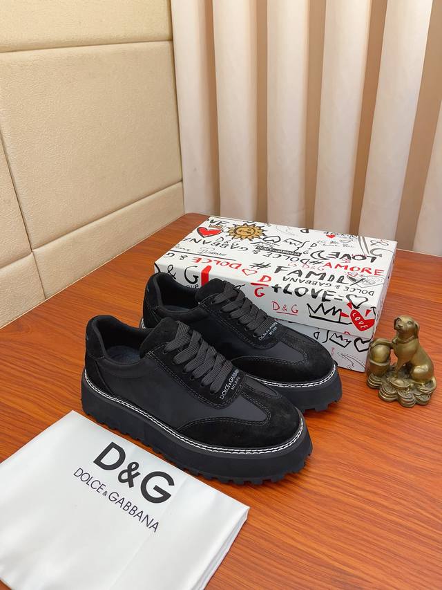 实价： Dolce＆Gabbana DG 原版进口头层牛皮羊皮内里，上脚轻便、舒适 、百搭、原版特供大底深受潮流男士的青睐欢迎对比品质精致奢华，超A级别！版型对