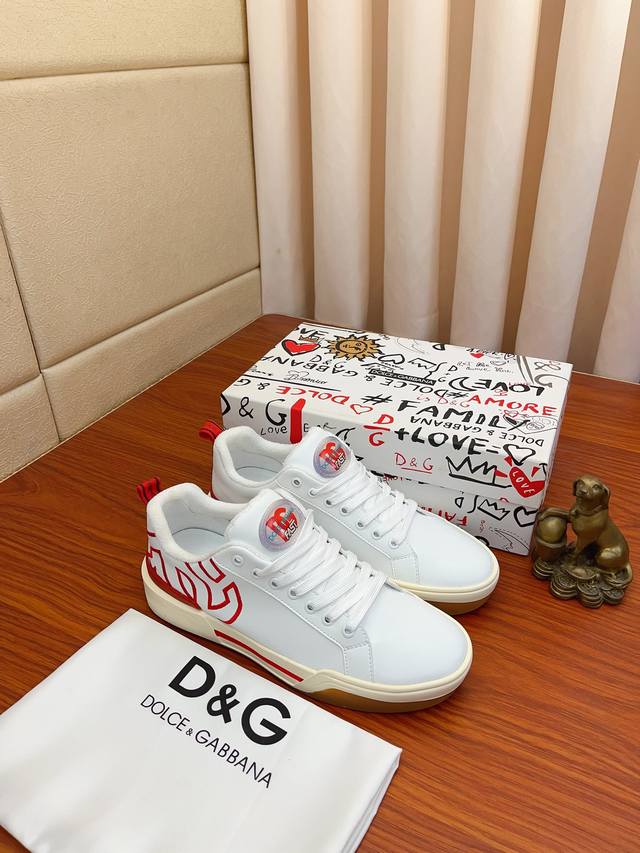 实价： Dolce＆Gabbana DG 原版进口头层牛皮羊皮内里，上脚轻便、舒适 、百搭、原版特供大底深受潮流男士的青睐欢迎对比品质精致奢华，超A级别！版型对