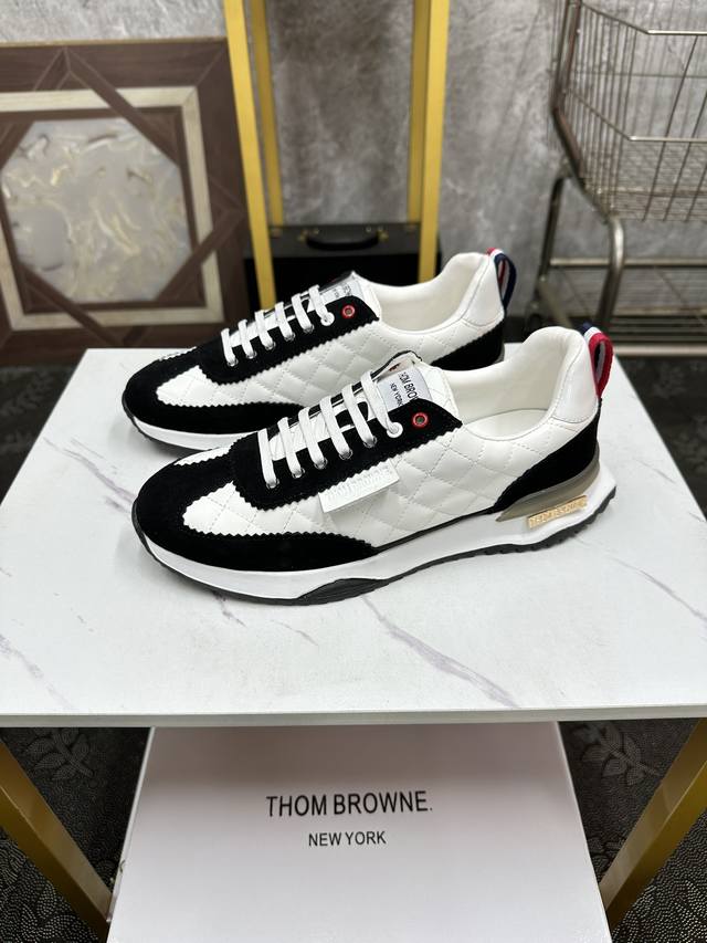 THOM BROWNE 汤姆 布朗 爆款 休闲男鞋，以经典的设计成为永不落幕的时尚宠儿，经典的休闲造型。采用原版网布头层牛皮，品牌专用大底，耐磨，轻便，整体设计