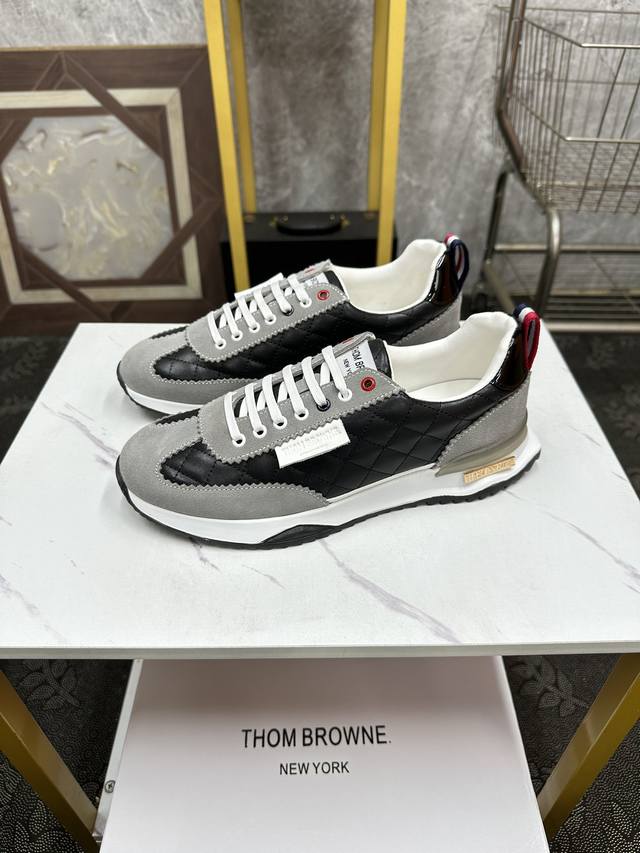 THOM BROWNE 汤姆 布朗 爆款 休闲男鞋，以经典的设计成为永不落幕的时尚宠儿，经典的休闲造型。采用原版网布头层牛皮，品牌专用大底，耐磨，轻便，整体设计