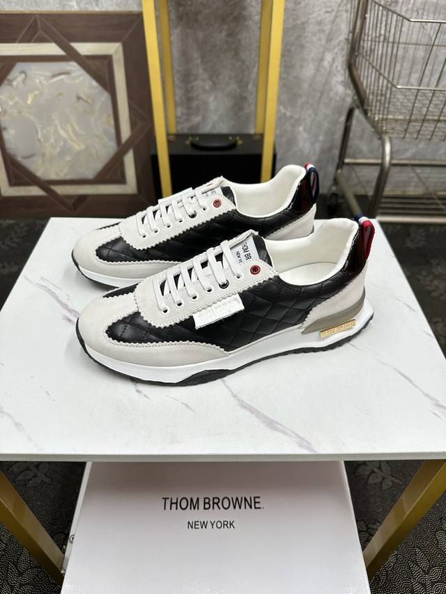 THOM BROWNE 汤姆 布朗 爆款 休闲男鞋，以经典的设计成为永不落幕的时尚宠儿，经典的休闲造型。采用原版网布头层牛皮，品牌专用大底，耐磨，轻便，整体设计