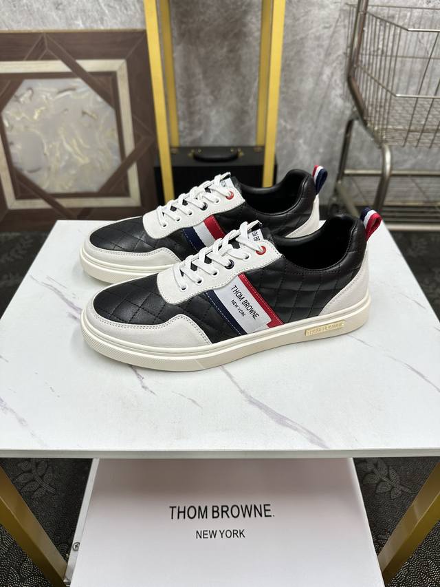 THOM BROWNE 汤姆 布朗 爆款 休闲男鞋，以经典的设计成为永不落幕的时尚宠儿，经典的休闲造型。采用原版网布头层牛皮，品牌专用大底，耐磨，轻便，整体设计