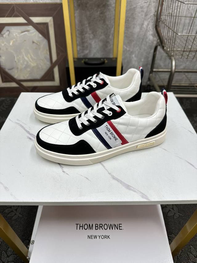 THOM BROWNE 汤姆 布朗 爆款 休闲男鞋，以经典的设计成为永不落幕的时尚宠儿，经典的休闲造型。采用原版网布头层牛皮，品牌专用大底，耐磨，轻便，整体设计