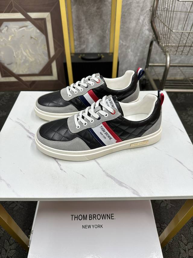 THOM BROWNE 汤姆 布朗 爆款 休闲男鞋，以经典的设计成为永不落幕的时尚宠儿，经典的休闲造型。采用原版网布头层牛皮，品牌专用大底，耐磨，轻便，整体设计