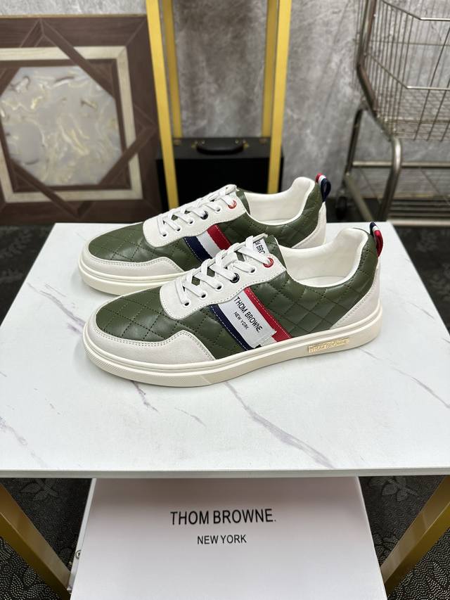 THOM BROWNE 汤姆 布朗 爆款 休闲男鞋，以经典的设计成为永不落幕的时尚宠儿，经典的休闲造型。采用原版网布头层牛皮，品牌专用大底，耐磨，轻便，整体设计