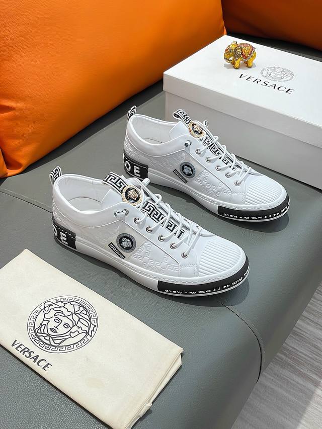 商品名称：VERSACE 范思哲 正规码数: 38-44 休闲鞋 商品材料：精选 牛皮鞋面，柔软羊皮内里；原厂大底。