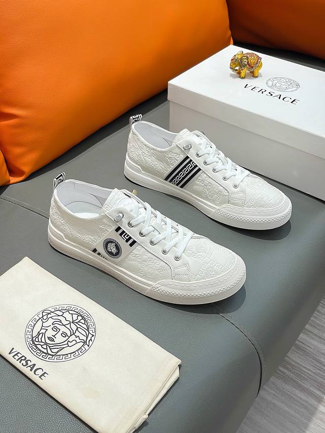 商品名称：VERSACE 范思哲 正规码数: 38-44 休闲鞋 商品材料：精选 牛皮鞋面，柔软羊皮内里；原厂大底。