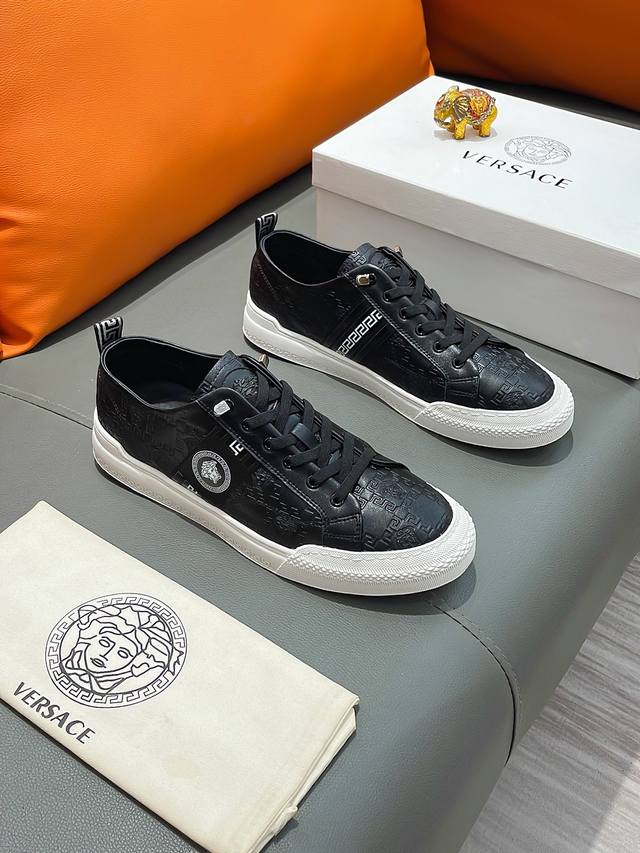 商品名称：VERSACE 范思哲 正规码数: 38-44 休闲鞋 商品材料：精选 牛皮鞋面，柔软羊皮内里；原厂大底。