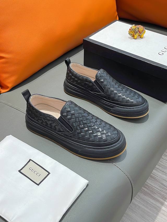 商品名称：GUCCI 古驰 正规码数: 38-44 套脚鞋 商品材料：精选 牛皮鞋面，柔软羊皮内里；原厂大底。